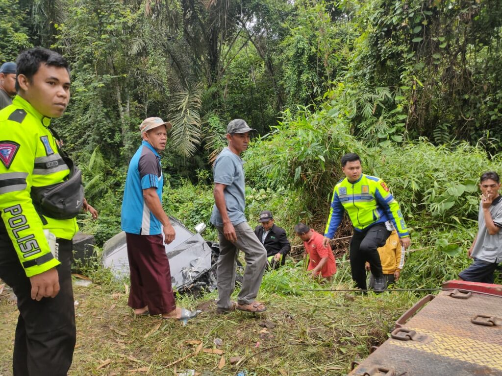 Satlantas Polres Musi Rawas Polda Sumsel Bantu Dan Evakuasi Korban Laka Lantas Tunggal