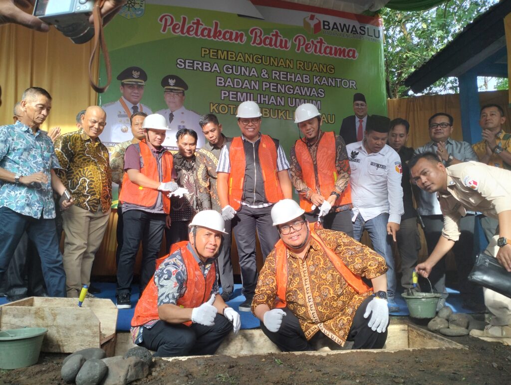 Wako H SN Prana Putra Sohe Meletakkan Batu Pertama Pembangunan Gedung Serba Guna Bawaslu Lubuklinggau