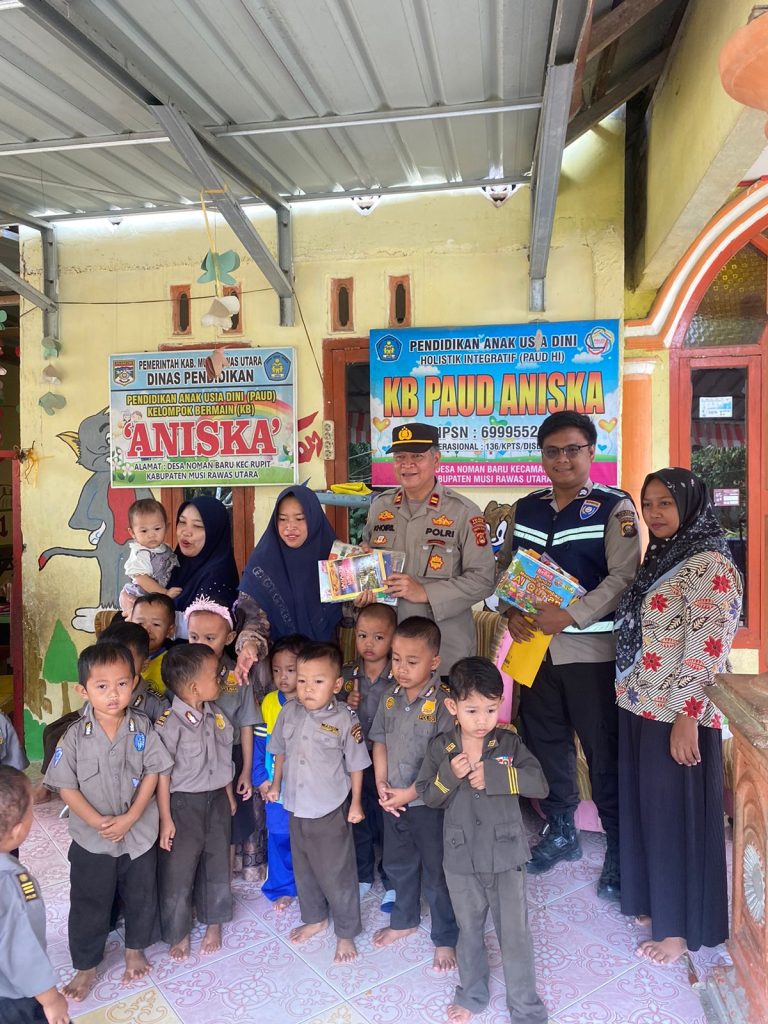 Polres Muratara Bersama Enam Polsek Serentak Distribusi Buku Sampai Pelosok Bumi Beselang Serundingan