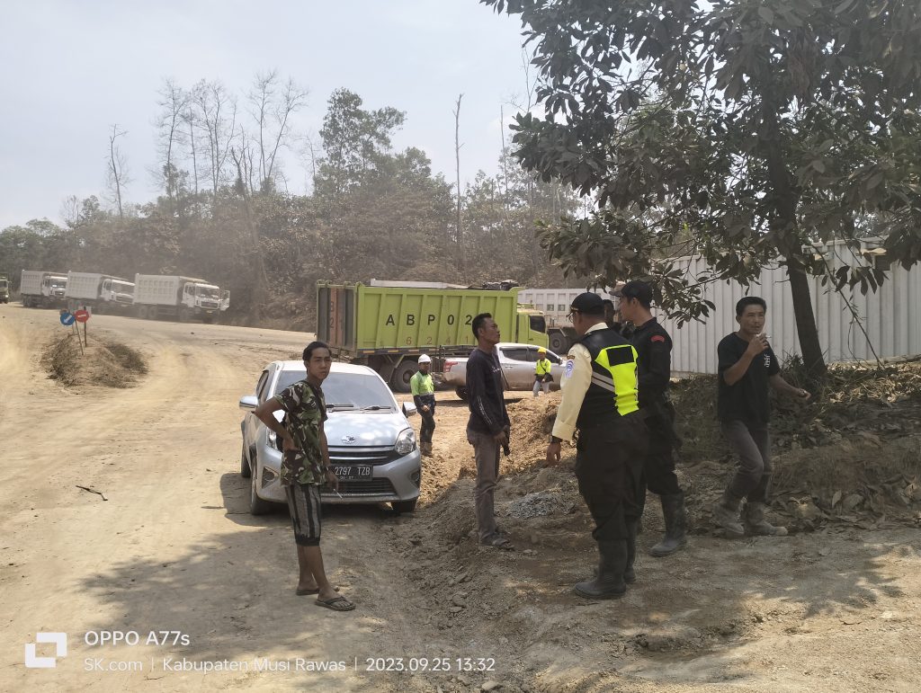 Limbah Tambang PT Gorby Rusak Kebun Warga Dan Merusak Lingkungan Aliran Sungai Putih, Warga BM II Rawas Ilir Portal Akses Jalan