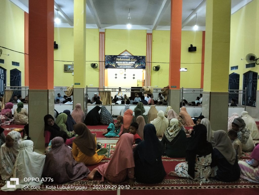 Perayaan Maulid Nabi Muhammad SAW Di Masjid Baitul Ghofur Mesat Seni Lubuk Linggau Timur II Berlangsung Khidmat