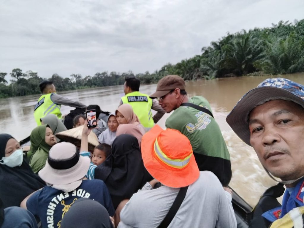 Kapolda Sumsel Beri Bantuan Sembako Untuk Masyarakat Muratara Yang Terdampak Banjir