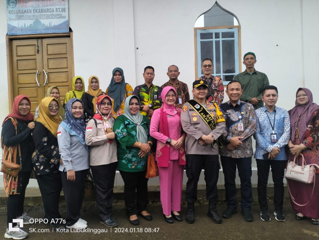 Kapolres Lubuklinggau AKBP Indra Arya Yudha Bersama Ibu Bhayangkari Dan Kadinkes Erwin Armeidi Kunjungi Anak Yang Terdampak Stunting