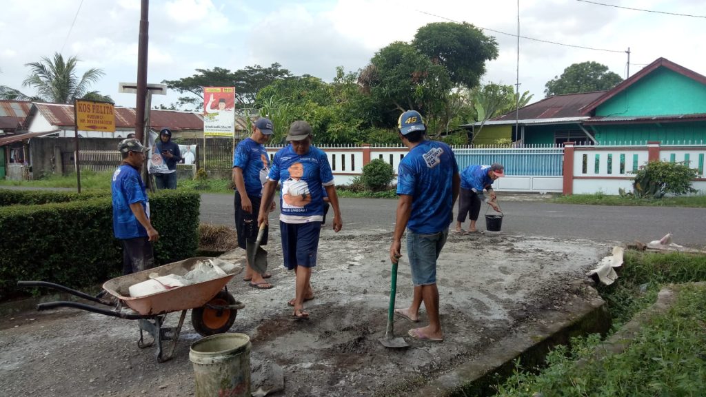 Perbaikan Jalan Berlobang Di Lubuk Linggau Oleh Komunitas Lintas Pemuda Di Dukung Yoppy Karim