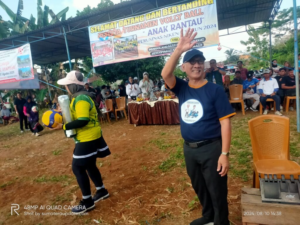 H. Rustam Effendi Hadiri Turnamen Volly Di Perumnas Nikan